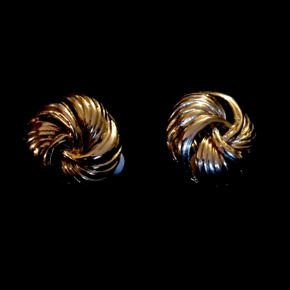 VINTAGE GOLD TONE EARRINGS
